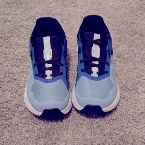 ON cloudrunner, women’s size 9.